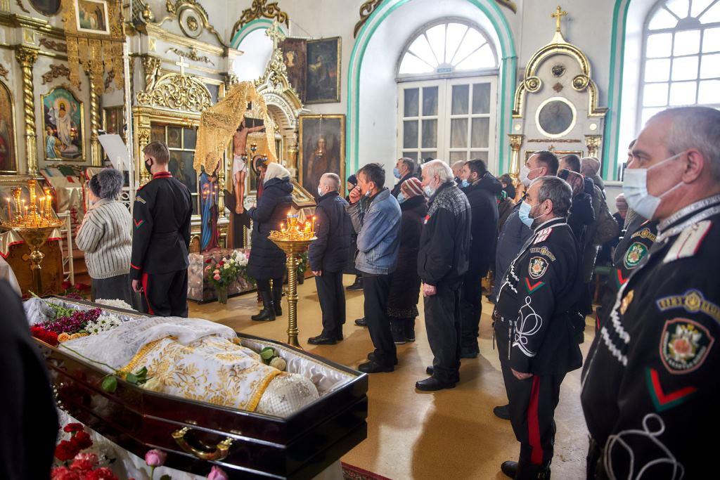 Папа похоронит. Могилка митрофорного протоиерея Феодора Проскурина.. Отпевание в храме семью.