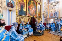 19-В праздник Феодоровской иконы Божией Матери архиепископ Усть-Каменогорский и Семипалатинский Амфилохий сослужил Главе Митрополичьего округа за Божественной Литургией в главном храме Южной столицы