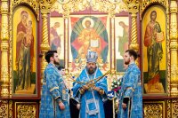 25-В праздник Феодоровской иконы Божией Матери архиепископ Усть-Каменогорский и Семипалатинский Амфилохий сослужил Главе Митрополичьего округа за Божественной Литургией в главном храме Южной столицы