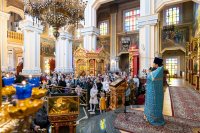 27-В праздник Феодоровской иконы Божией Матери архиепископ Усть-Каменогорский и Семипалатинский Амфилохий сослужил Главе Митрополичьего округа за Божественной Литургией в главном храме Южной столицы