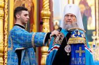 35-В праздник Феодоровской иконы Божией Матери архиепископ Усть-Каменогорский и Семипалатинский Амфилохий сослужил Главе Митрополичьего округа за Божественной Литургией в главном храме Южной столицы