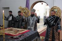 10-Епископ Амфилохий совершил Литургию Преждеосвященных Даров в кафедральном соборе
