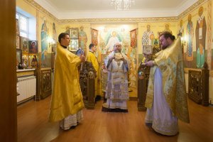 Управляющий Усть-Каменогорской епархией молился за Литургией в домовом храме митрополичьей резиденции в Алма-Ате