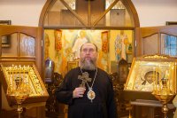 13-Управляющий Усть-Каменогорской епархией молился за Литургией в домовом храме митрополичьей резиденции в Алма-Ате
