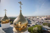 13-	 Литургия под открытым небом, посвященная прибытию Пояса Богородицы, состоялась в Благовещенском храме Актау