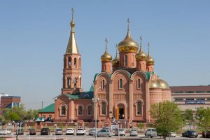 	 Преполовение Святой Пятидесятницы. Поясу Приснодевы Марии поклоняются верующие Актюбинской области