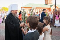 2-	 Преполовение Святой Пятидесятницы. Поясу Приснодевы Марии поклоняются верующие Актюбинской области
