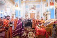 4-	 Преполовение Святой Пятидесятницы. Поясу Приснодевы Марии поклоняются верующие Актюбинской области