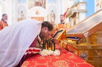 5-	 Преполовение Святой Пятидесятницы. Поясу Приснодевы Марии поклоняются верующие Актюбинской области