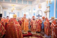 10-	 Преполовение Святой Пятидесятницы. Поясу Приснодевы Марии поклоняются верующие Актюбинской области