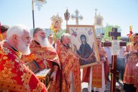 24-	 Преполовение Святой Пятидесятницы. Поясу Приснодевы Марии поклоняются верующие Актюбинской области