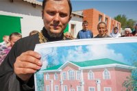 56-	 Преполовение Святой Пятидесятницы. Поясу Приснодевы Марии поклоняются верующие Актюбинской области