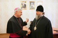 1-Состоялось общение митрополита Астанайского и Казахстанского Александра с главой римско-католической администратуры Атырау