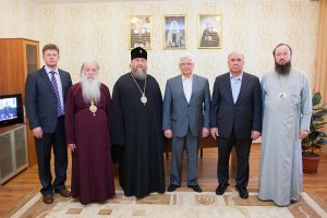 	 Чрезвычайный и Полномочный Посол Российской Федерации в Республике Казахстан М.Н. Бочарников поклонился Поясу Богородицы