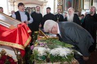 1-	 Чрезвычайный и Полномочный Посол Российской Федерации в Республике Казахстан М.Н. Бочарников поклонился Поясу Богородицы