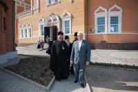 3-	 Чрезвычайный и Полномочный Посол Российской Федерации в Республике Казахстан М.Н. Бочарников поклонился Поясу Богородицы
