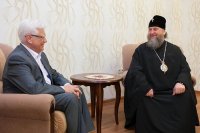 4-	 Чрезвычайный и Полномочный Посол Российской Федерации в Республике Казахстан М.Н. Бочарников поклонился Поясу Богородицы