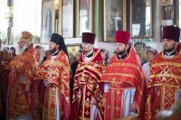 1-Православные христиане Гурьева совершают молитву перед Поясом Богородицы