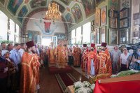 2-Православные христиане Гурьева совершают молитву перед Поясом Богородицы