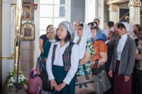 4-Православные христиане Гурьева совершают молитву перед Поясом Богородицы