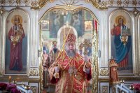 5-Православные христиане Гурьева совершают молитву перед Поясом Богородицы