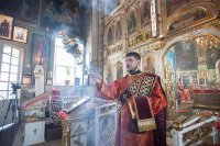 6-Православные христиане Гурьева совершают молитву перед Поясом Богородицы