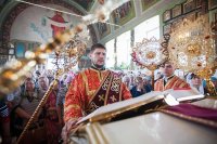 8-Православные христиане Гурьева совершают молитву перед Поясом Богородицы