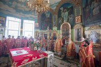 9-Православные христиане Гурьева совершают молитву перед Поясом Богородицы