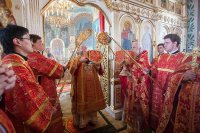 11-Православные христиане Гурьева совершают молитву перед Поясом Богородицы