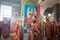 12-Православные христиане Гурьева совершают молитву перед Поясом Богородицы