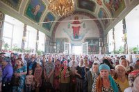 13-Православные христиане Гурьева совершают молитву перед Поясом Богородицы