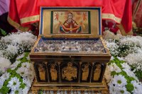 16-Православные христиане Гурьева совершают молитву перед Поясом Богородицы