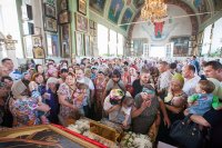 17-Православные христиане Гурьева совершают молитву перед Поясом Богородицы