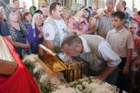 18-Православные христиане Гурьева совершают молитву перед Поясом Богородицы