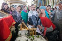 19-Православные христиане Гурьева совершают молитву перед Поясом Богородицы