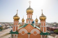 21-Православные христиане Гурьева совершают молитву перед Поясом Богородицы