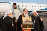 7-Пояс Богородицы по просьбе митрополита Астраханского Ионы и губернатора Астраханской области А.А. Жилкина принесен в соседний с Казахстаном регион России - Астраханскую область