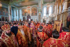 Православные верующие Костанайского края - житницы Казахстана – совершают молитву перед честным Поясом Богородицы