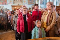 4-Православные верующие Костанайского края - житницы Казахстана – совершают молитву перед честным Поясом Богородицы