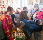 16-Православные верующие Костанайского края - житницы Казахстана – совершают молитву перед честным Поясом Богородицы