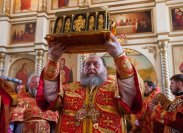 17-Православные верующие Костанайского края - житницы Казахстана – совершают молитву перед честным Поясом Богородицы