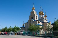 22-Православные верующие Костанайского края - житницы Казахстана – совершают молитву перед честным Поясом Богородицы