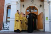1-В воскресный день епископ Амфилохий совершил Божественную Литургию в кафедральном соборе