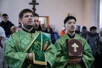 8-Епископ Амфилохий совершил всенощное бдение в канун праздника Входа Господня в Иерусалим