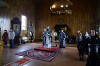 6-В Великий понедельник епископ Амфилохий совершил в Покровском храме Усть-Каменогорска Литургию Преждеосвященных Даров