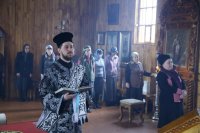 8-В Великий понедельник епископ Амфилохий совершил в Покровском храме Усть-Каменогорска Литургию Преждеосвященных Даров