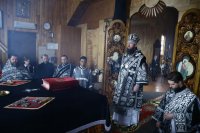 9-В Великий понедельник епископ Амфилохий совершил в Покровском храме Усть-Каменогорска Литургию Преждеосвященных Даров