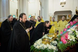 День памяти святителя Амфилохия Иконийского в Алма-Ате. Верующие Южной столицы Казахстана поклонились части Ризы Господней и мощам святого князя Александра Невского