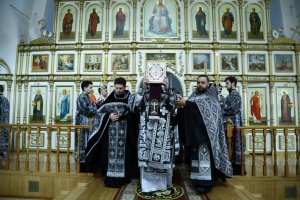 Преосвященный епископ Амфилохий совершил утреню Великого пятка с чтением двенадцати Страстных Евангелий