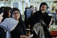 3-Преосвященный епископ Амфилохий совершил утреню Великого пятка с чтением двенадцати Страстных Евангелий